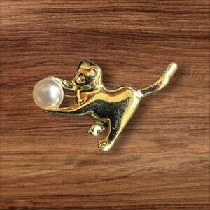 Gold-Tone Cat‎ With Faux Pearl Brooch Pin – Elegant Kitty Jewelry Collectible